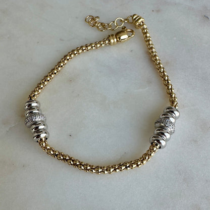 Bracciale Cilindri Lux – Twist de Trovare Chile: hecho en Italia en plata 925 dorada con cilindros pavé de zircones blancos. Diseño ajustable, elegante y sofisticado, símbolo de lujo italiano contemporáneo.
