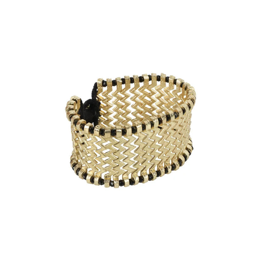 Pulsera Lahar Dorada de House of Tuhina con tejido metálico en zigzag y detalles negros