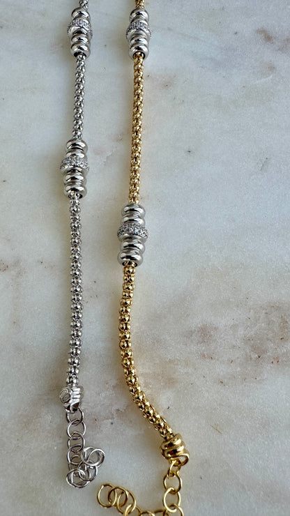 Bracciale Cilindri Lux – Twist de Trovare Chile: hecho en Italia en plata 925 dorada con cilindros pavé de zircones blancos. Diseño ajustable, elegante y sofisticado, símbolo de lujo italiano contemporáneo.