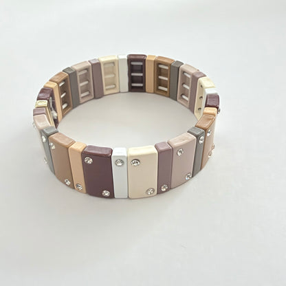 Pulsera Dominó Luxe Mocha ancha en marfil, beige, taupe, gris cálido y café con cristales.