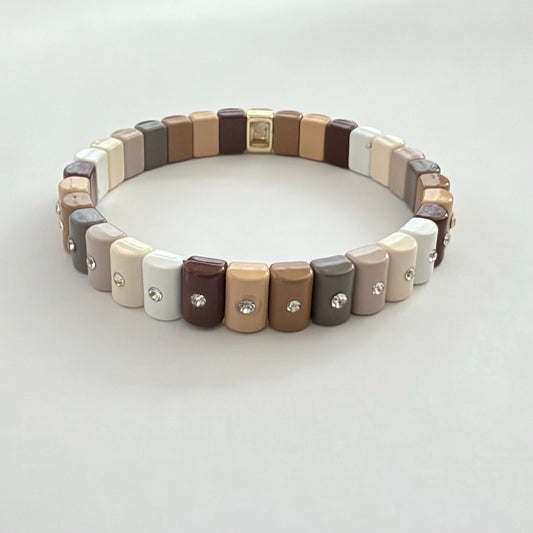 Pulsera Dominó Mini Mocha en tonos marfil, beige, topo, gris y café con cristales.