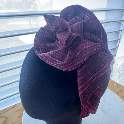 cintillo de fiesta con flor burdeo