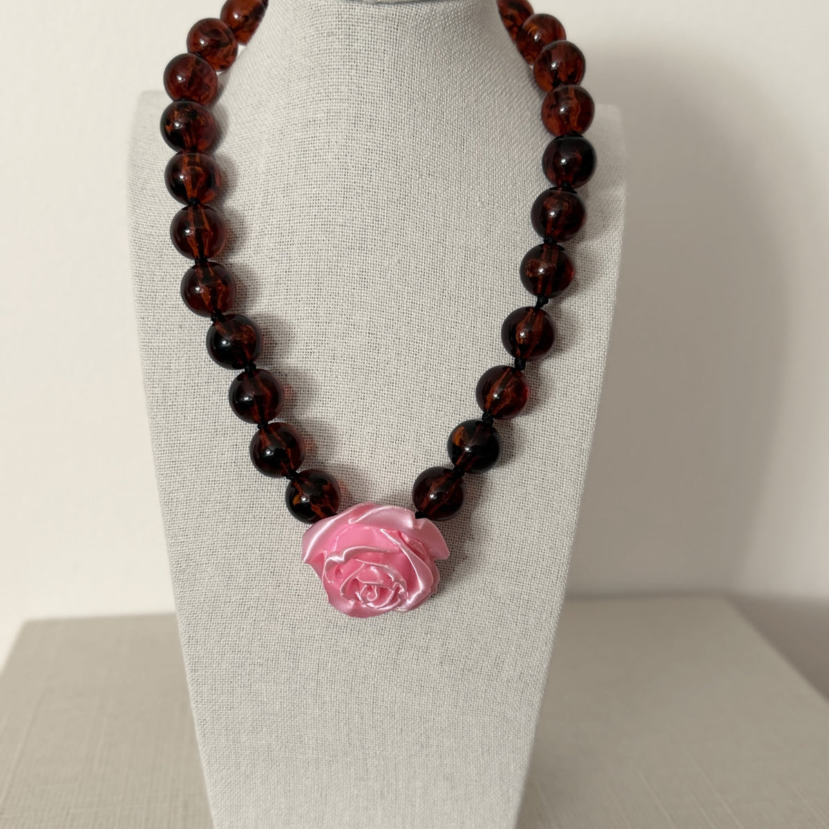Collar Camelia Tartaruga – detalle – Trovare Chile