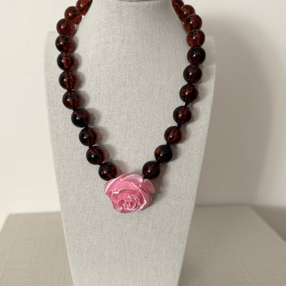 Collar Camelia Tartaruga – detalle – Trovare Chile