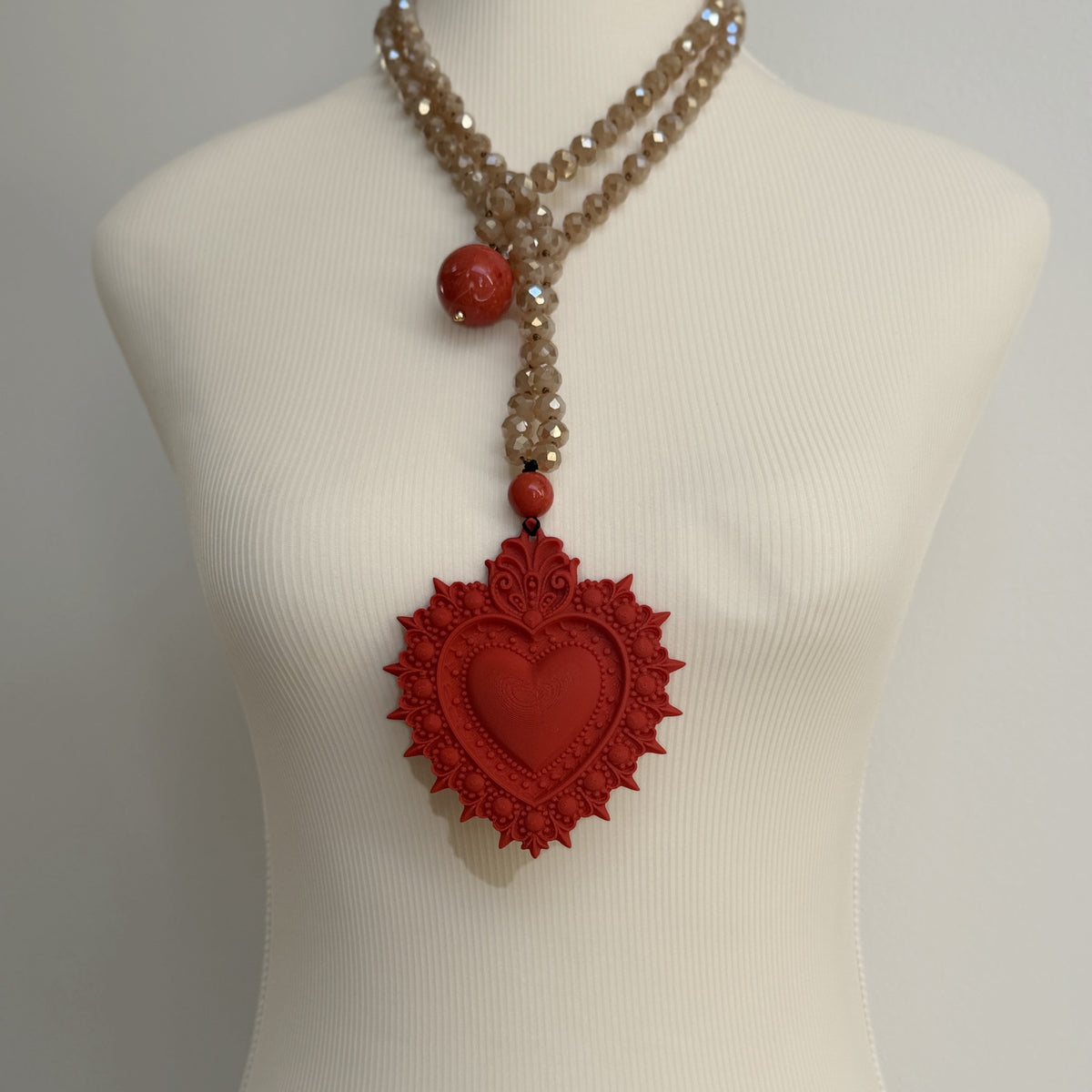 Collar Cuore Sacro Terra Rosso – detalle – Trovare Chile