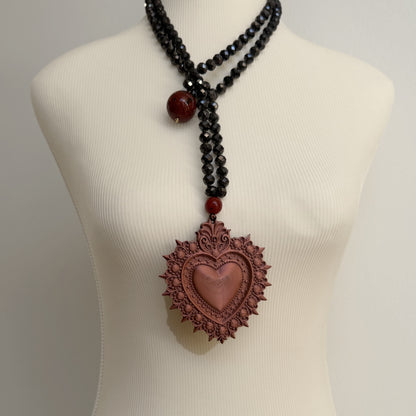 Collar Cuore Sacro Terra Grafito – detalle – Trovare Chile