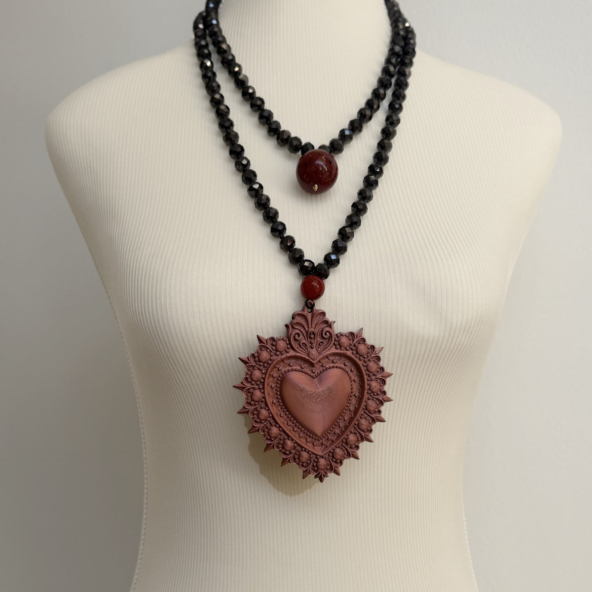 Collar Cuore Sacro Terra Grafito – vista 2 – Trovare Chile
