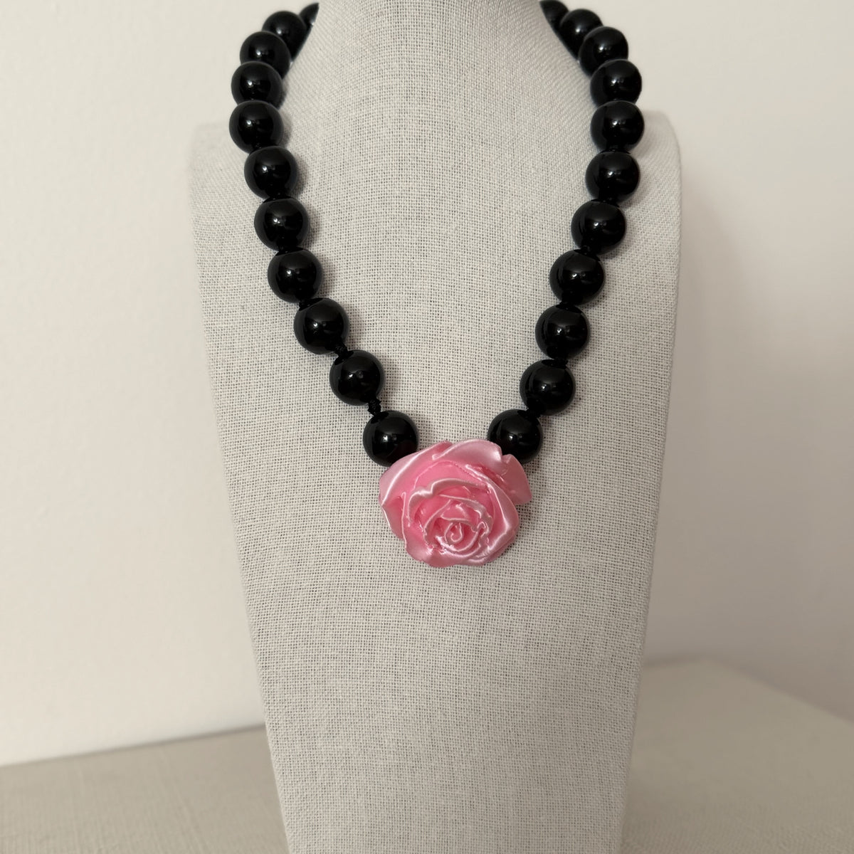 Collar Camelia rose y negro de resina italiana – Trovare Chile