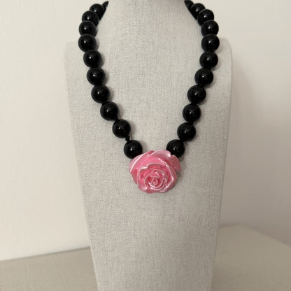 Collar Camelia rose y negro de resina italiana – Trovare Chile