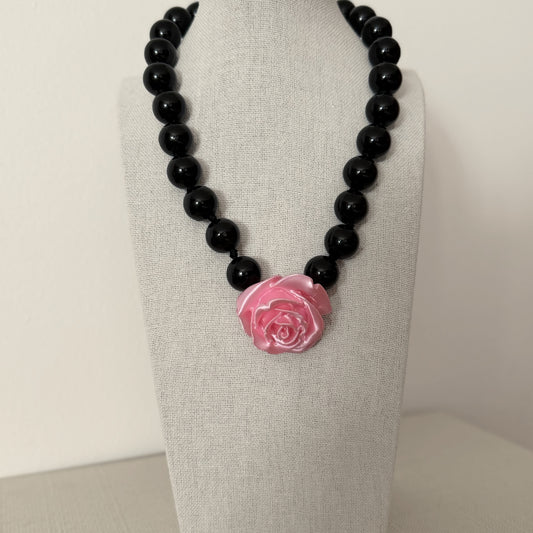 Collar Camelia rose y negro de resina italiana – Trovare Chile